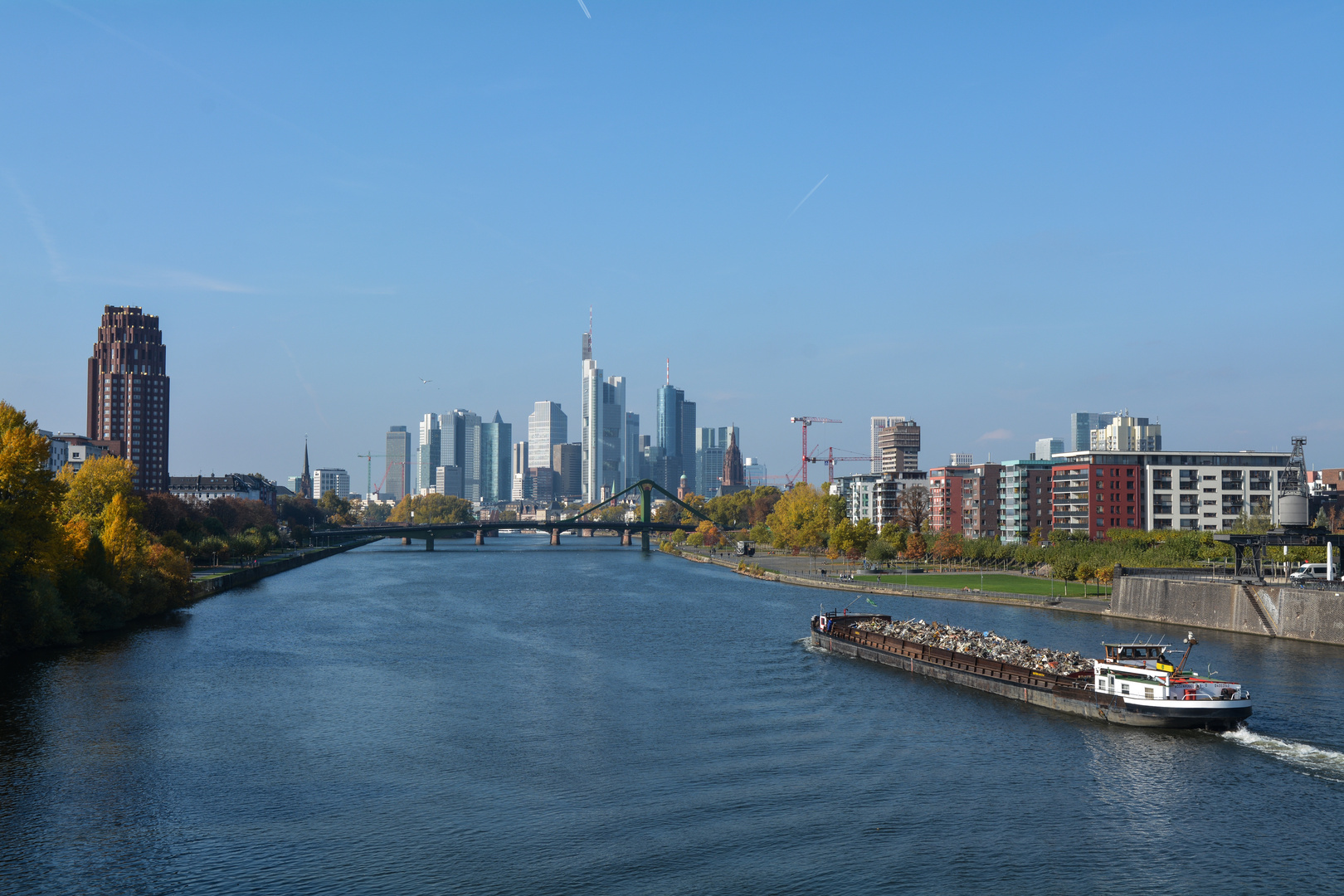 Lastschiff auf dem Main vor der Skyline von Frankfurt