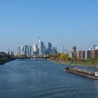 Lastschiff auf dem Main vor der Skyline von Frankfurt