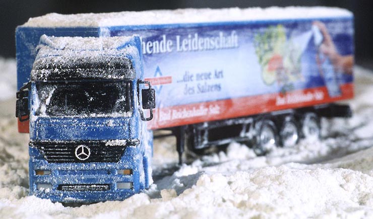 Lastwagen im Schnee