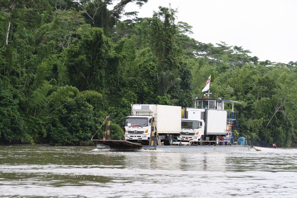 Lastwagen Transport auf dem Rio Napo