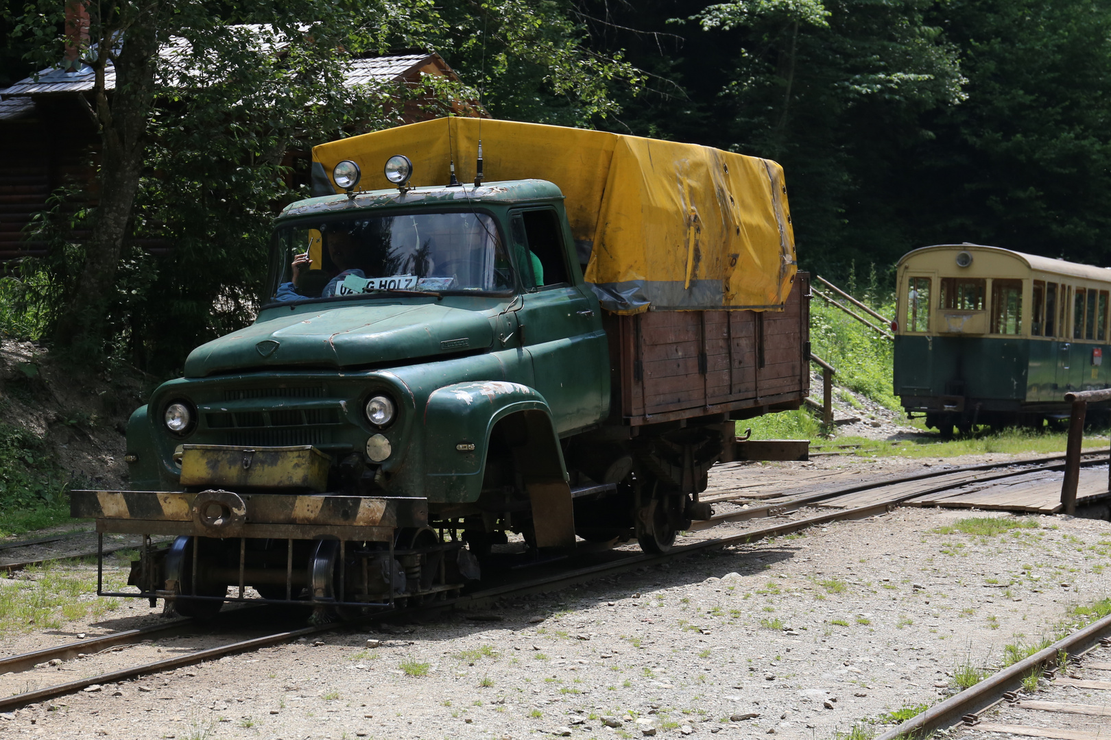 Lastwagen umgebaut für den Schienenbetrieb
