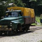 Lastwagen umgebaut für den Schienenbetrieb