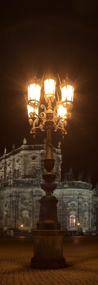 Laterne auf dem Theaterplatz in Dresden vor der Semperoper bei Nacht