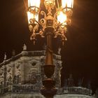 Laterne auf dem Theaterplatz in Dresden vor der Semperoper bei Nacht