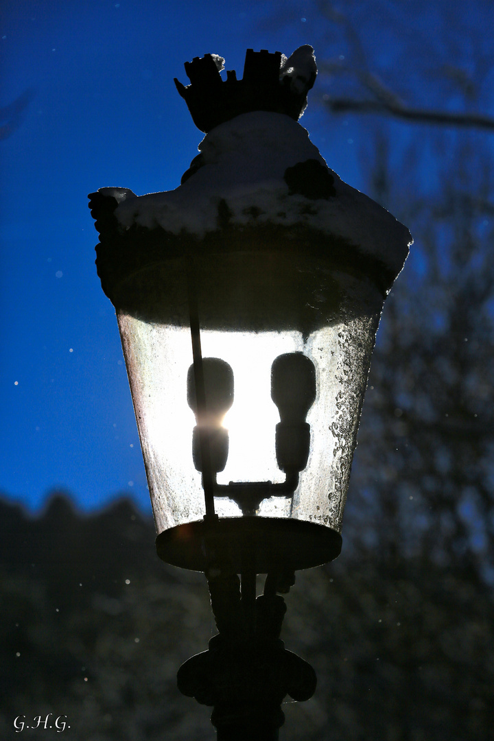 Laterne im kalten Licht