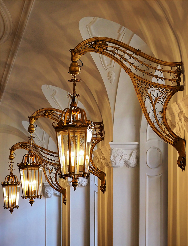 Laternen im Aufgang Neues Rathaus Leipzig