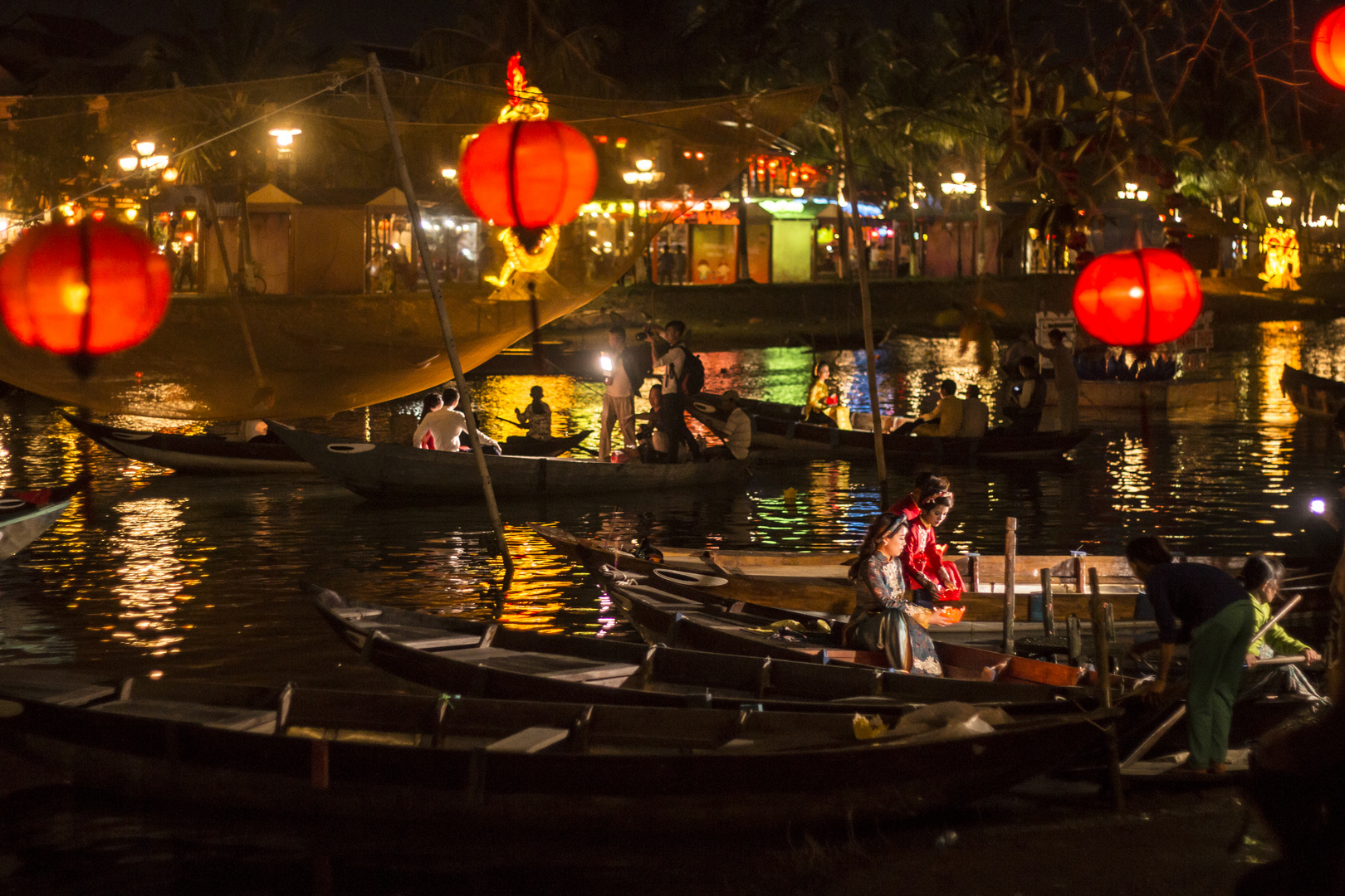 Laternen und Brautpaare Nachts in HoiAn