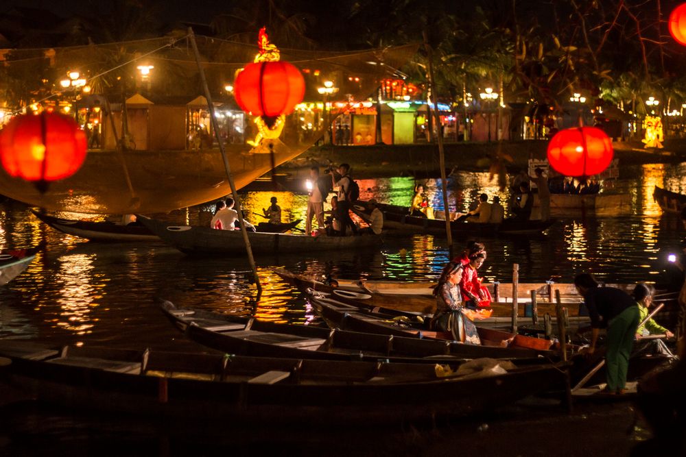 Laternen und Brautpaare Nachts in HoiAn