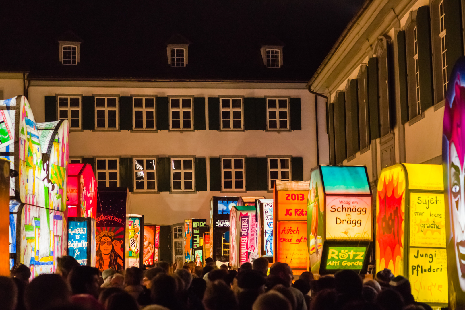 Laternenausstellung auf dem Münsterplatz in der Nacht