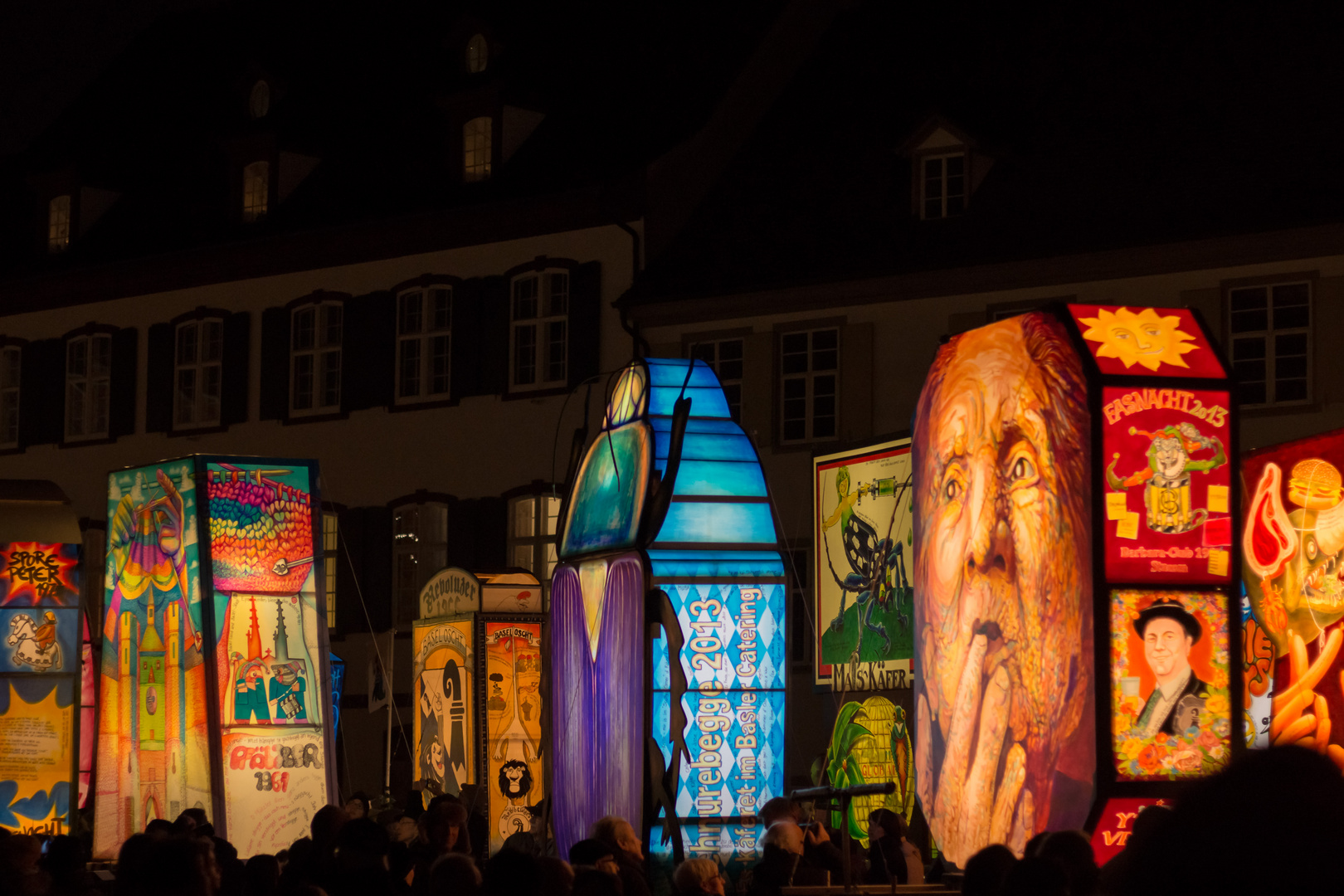 Laternenausstellung auf dem Münsterplatz in der Nacht an der Basler Fasnacht 2013