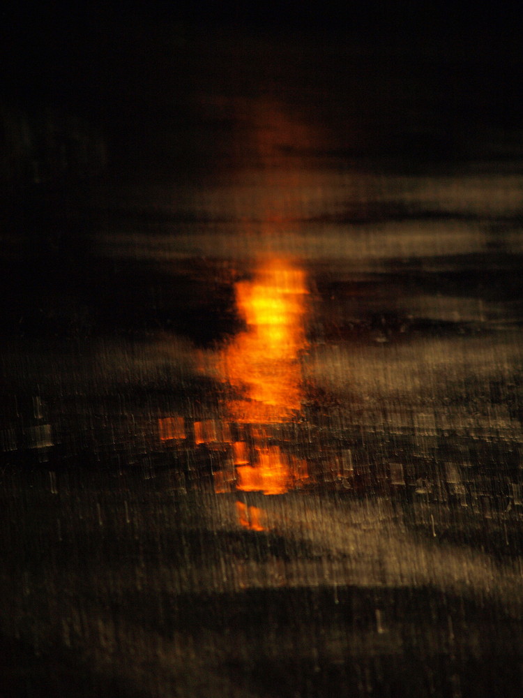 laternenlicht bei regen in der nacht