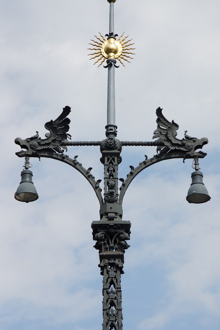 Laternenmast auf Berliner Brücke