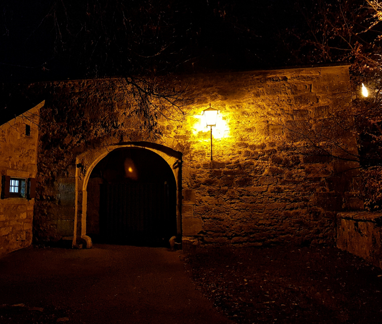 "Laternenschein an der Stadtmauer"