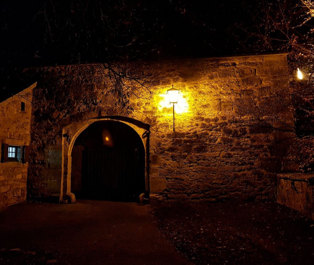 "Laternenschein an der Stadtmauer"