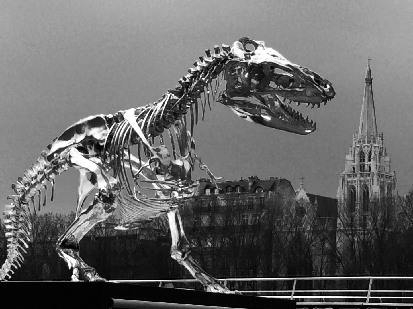 L'attaque du tyrannosaure sur l'église Américaine Quai d'Orsay