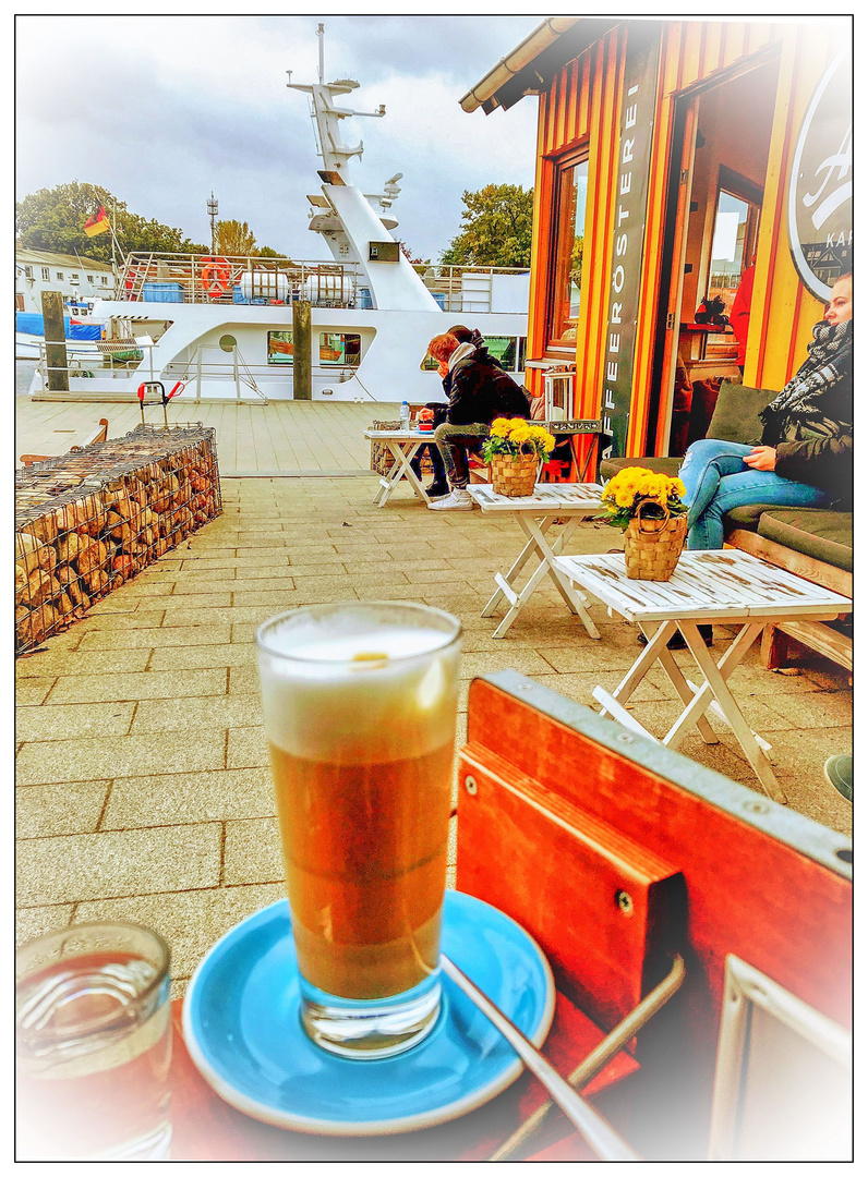 Latte Macchiato im Strandkorb