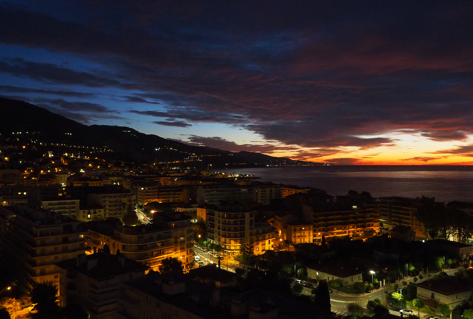 L’aube point sur la baie de Menton