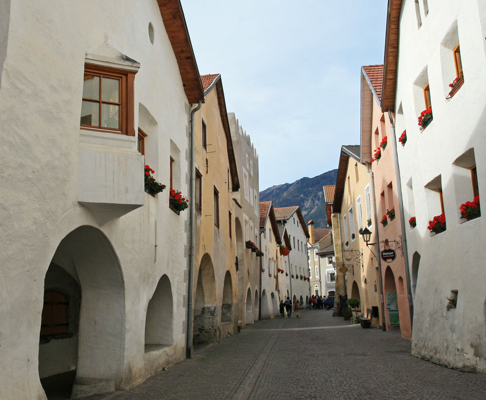 LAUBENGASSE IN GLURNS-SÜD TIROL