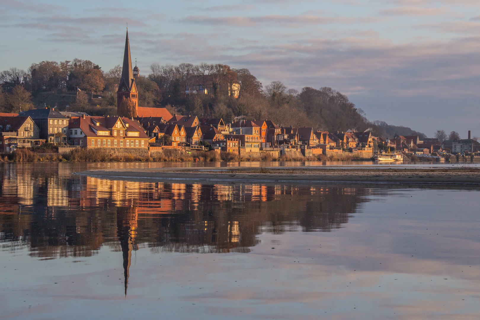 Lauenburg gespiegelt in der Morgensonne