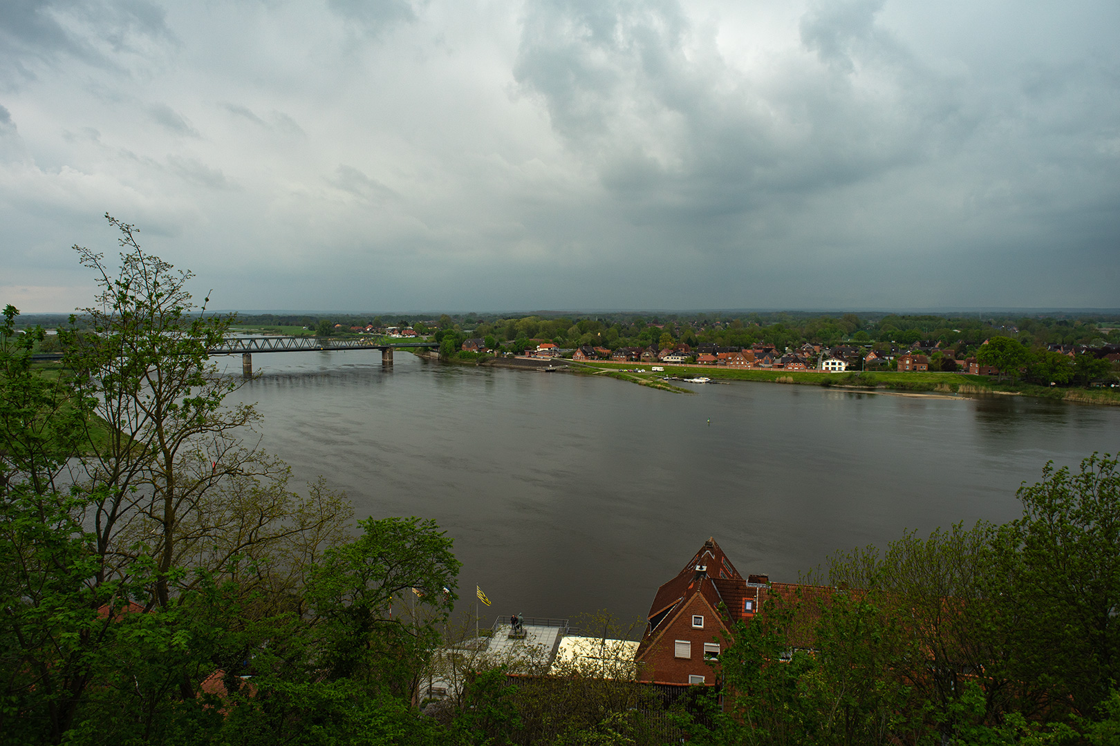 Lauenburger Elbblick mit aufziehendem Unwetter