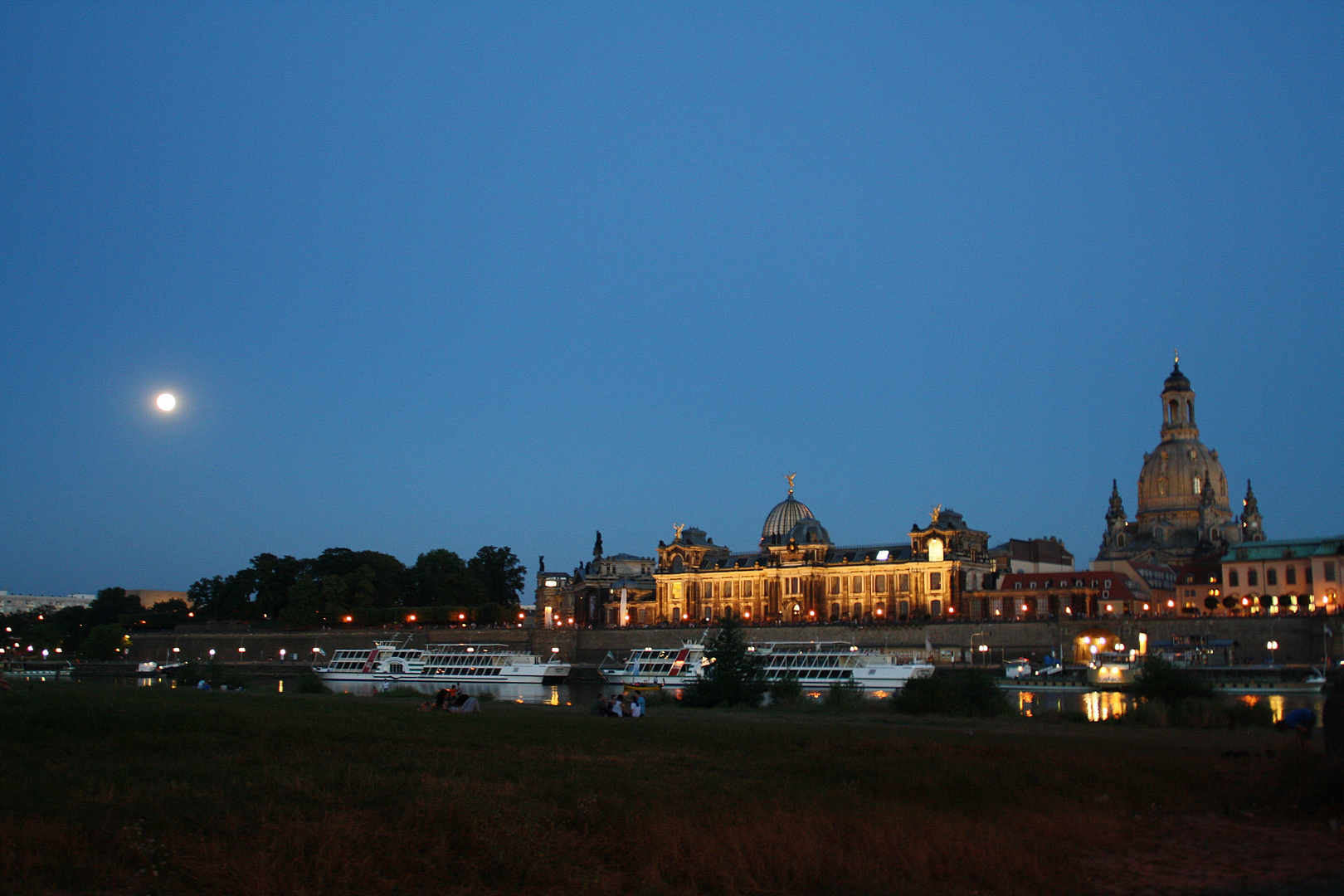 Lauer Sommerabend an der Elbe