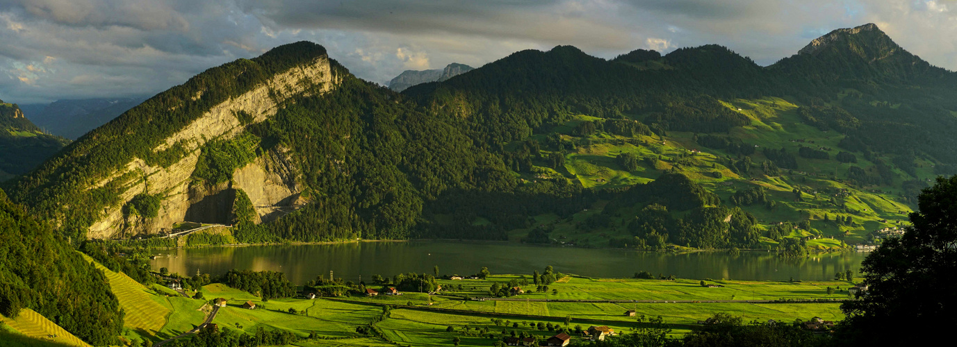 Lauerzer See mit Timpel & Rigi Hochfluh