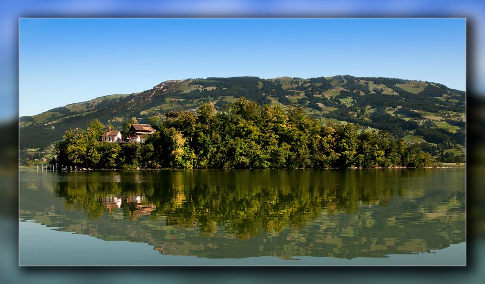 Lauerzersee mit der Insel Schwanau /3