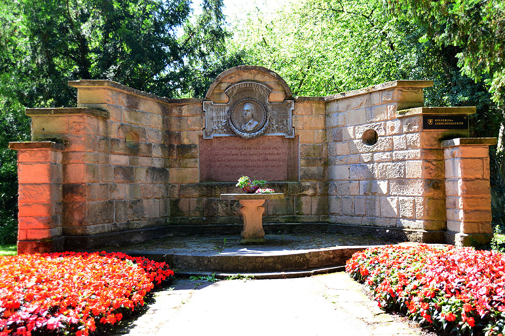 Lauffen am Neckar - Friedrich Hölderlin Denkmal im Klosterhof