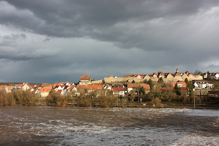 Lauffen_Stadtmauer über dem Neckar