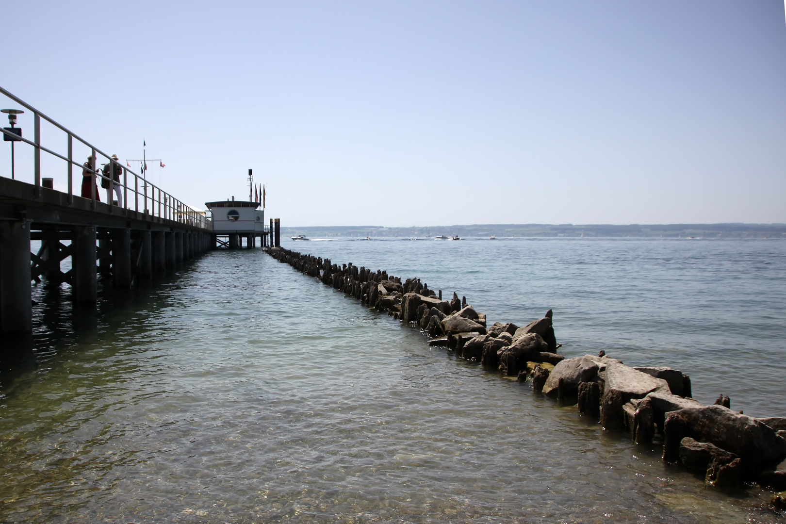 Laufsteg in den See