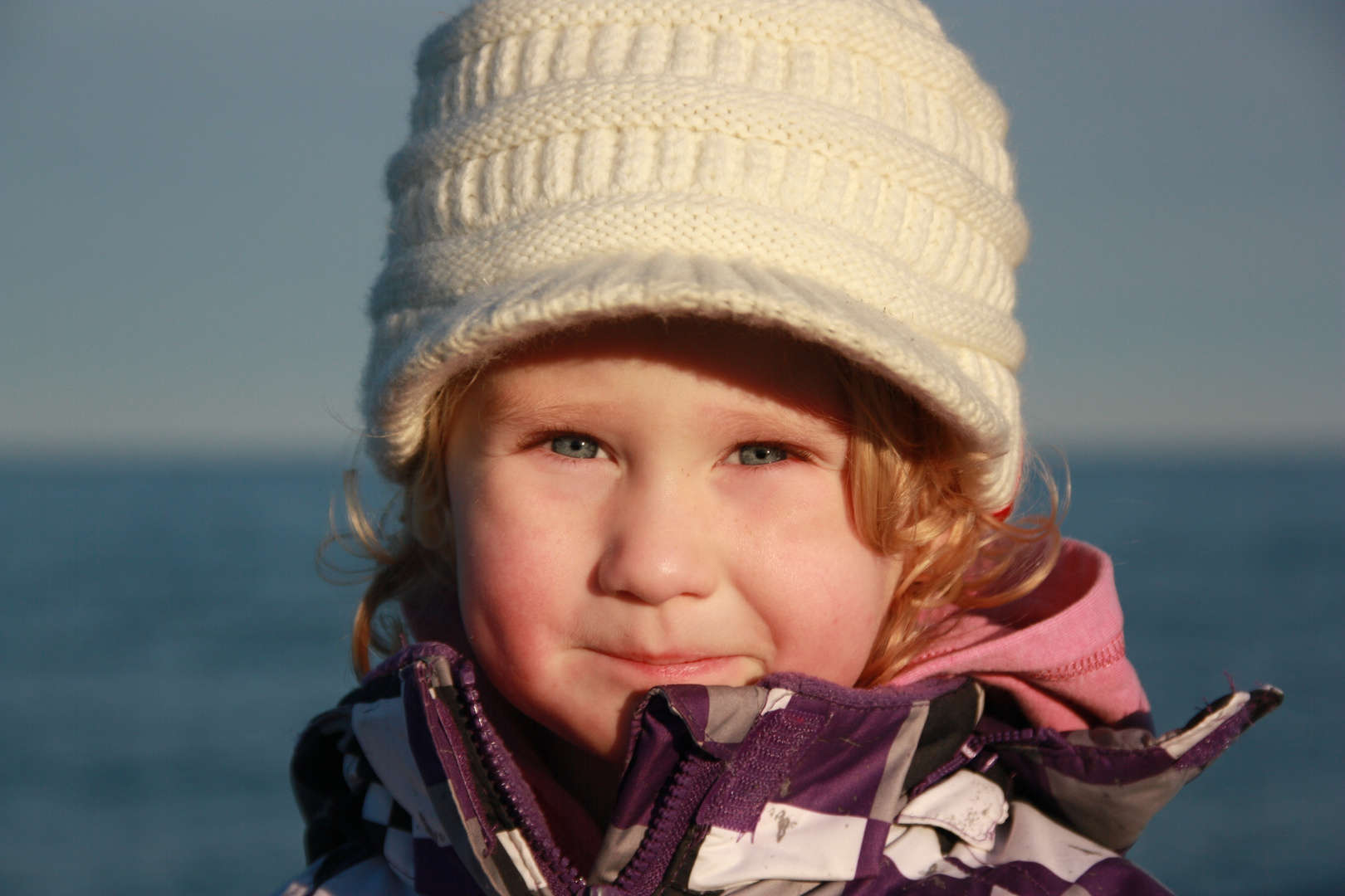 Laura am Strand von Brasilien