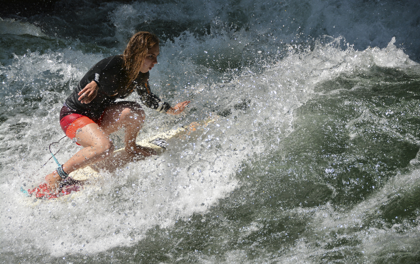 Laura Haustein _ auf dem Eisbach_180 Grad