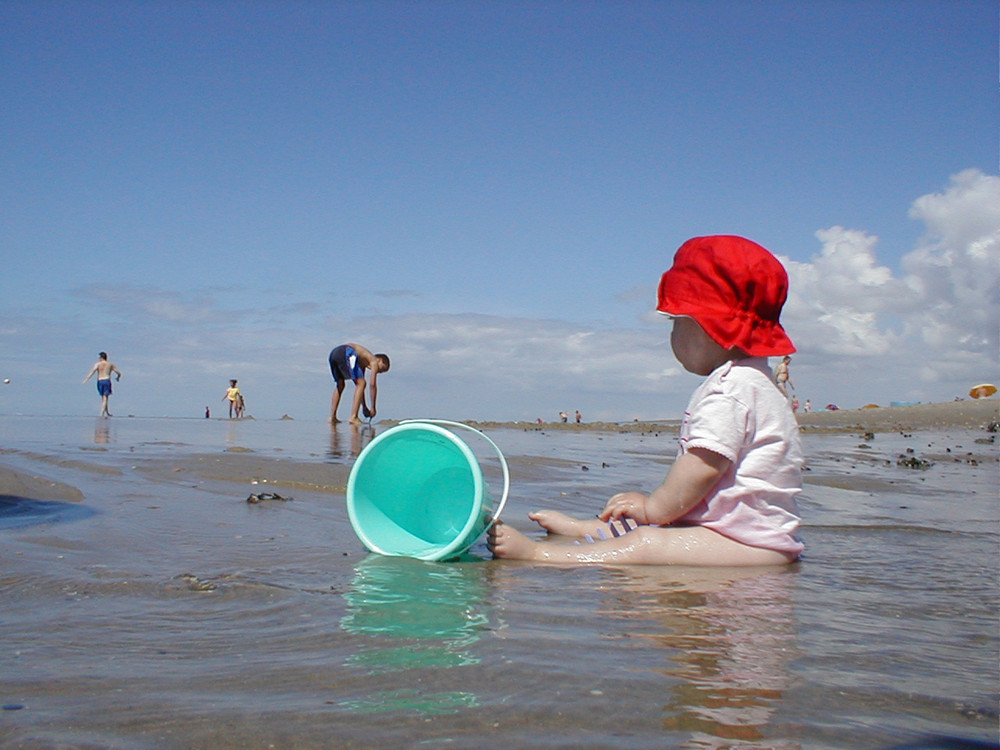 Laura's erster Strandbesuch