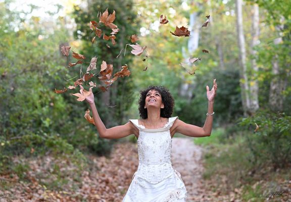 Laurence avec des feuilles
