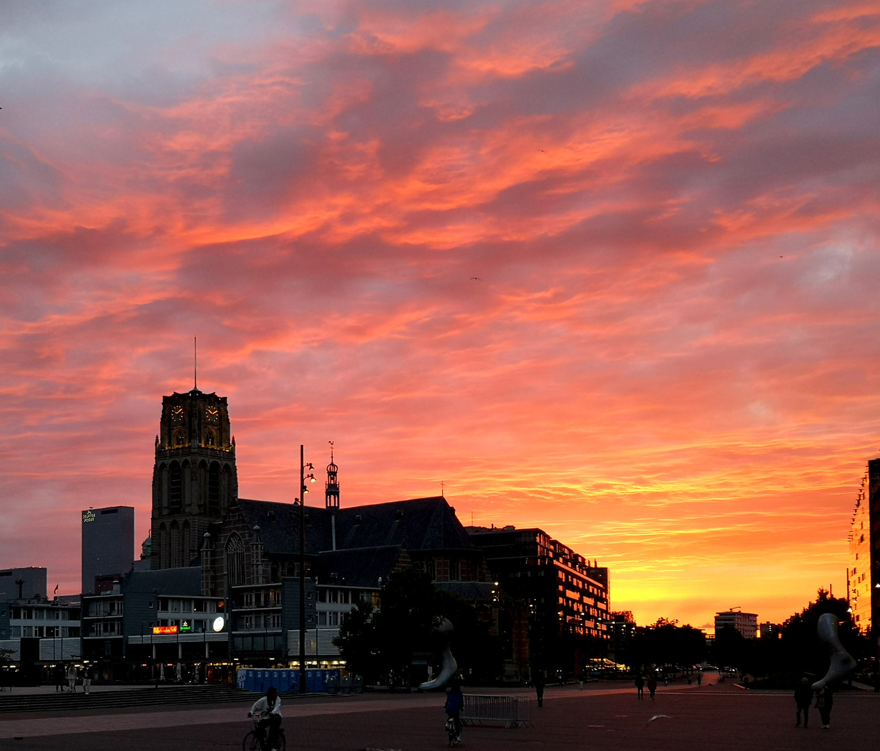 Laurenskerk im Sonnenuntergang