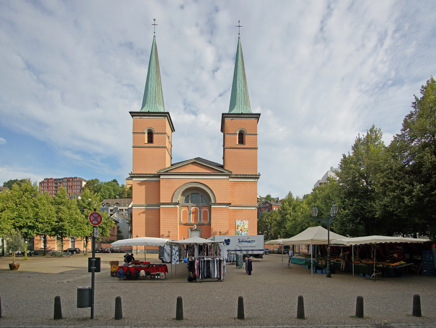 Laurentiuskirche mit kleinem Markt