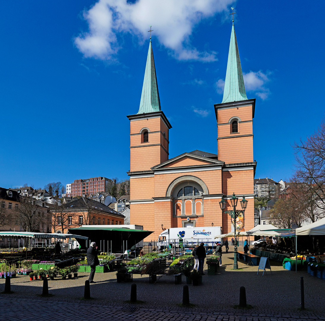 Laurentiuskirche mit Wochenmarkt