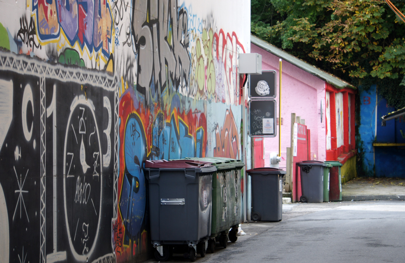 Lausanne, Schweiz, Lausanne-Flon, Hinterhausansicht, Müllcontainer, Mülleimer