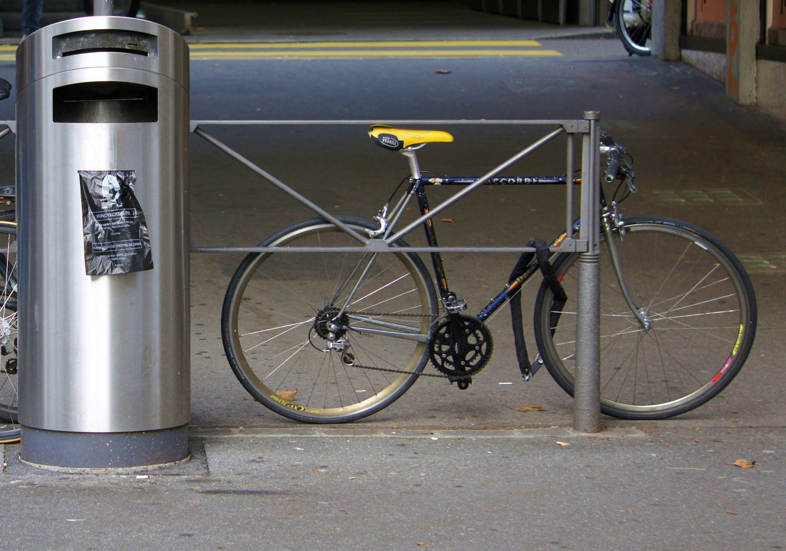 Lausanne, Schweiz, Lausanne-Ouchy, Müllcontainer mit Fahrrad, Mülleimer