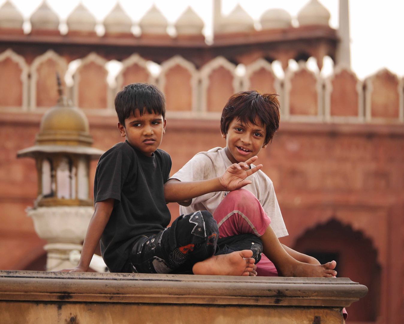 Lausbuben in der Moschee in Alt-Delhi