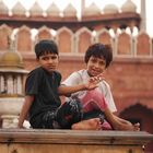 Lausbuben in der Moschee in Alt-Delhi