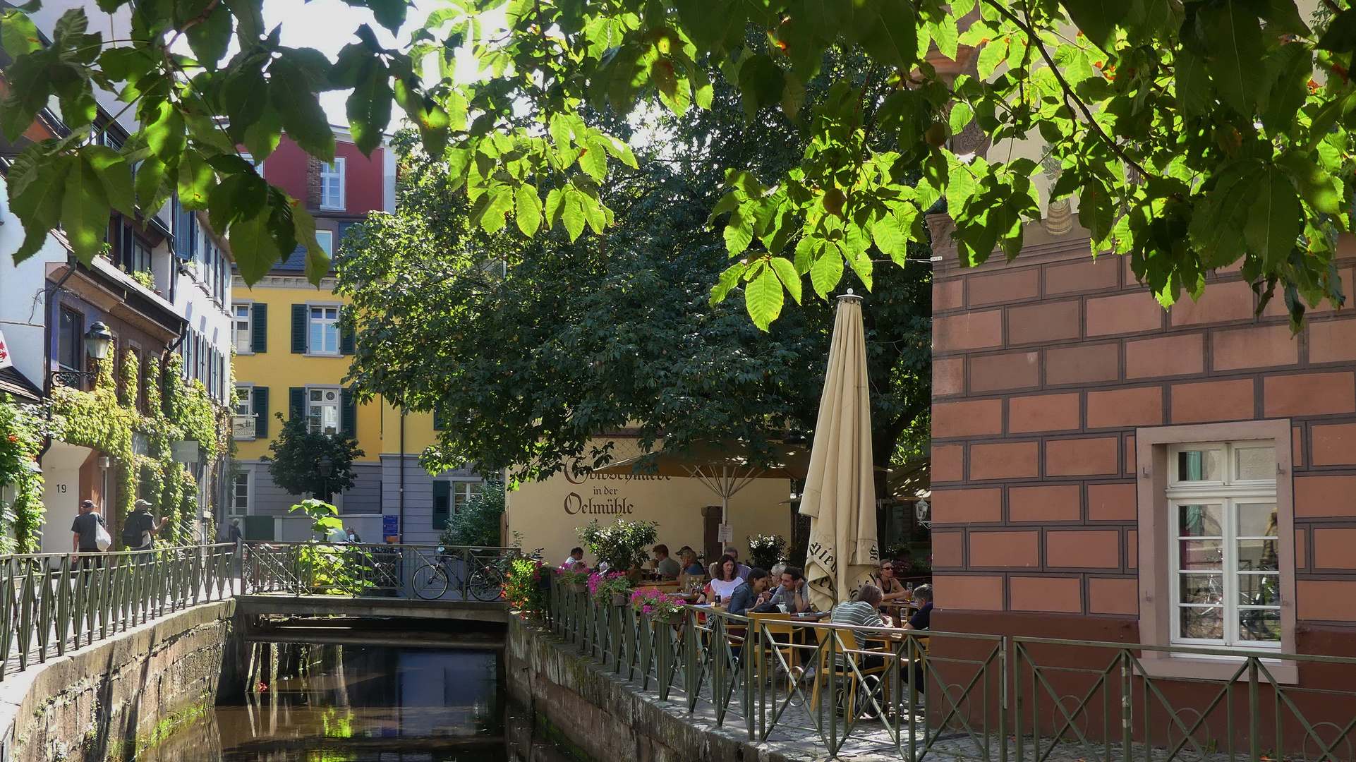 Lauschige Ecken für ein gutes Glas Wein im gemütlchen Biergarten 