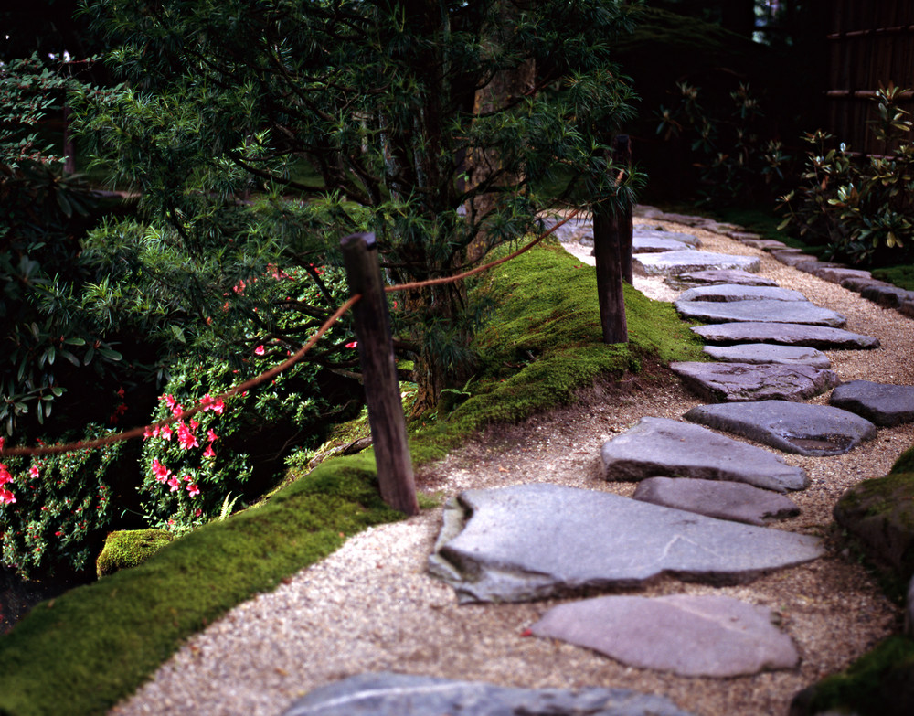 Lauschiger Weg in einem Garten in Nikko