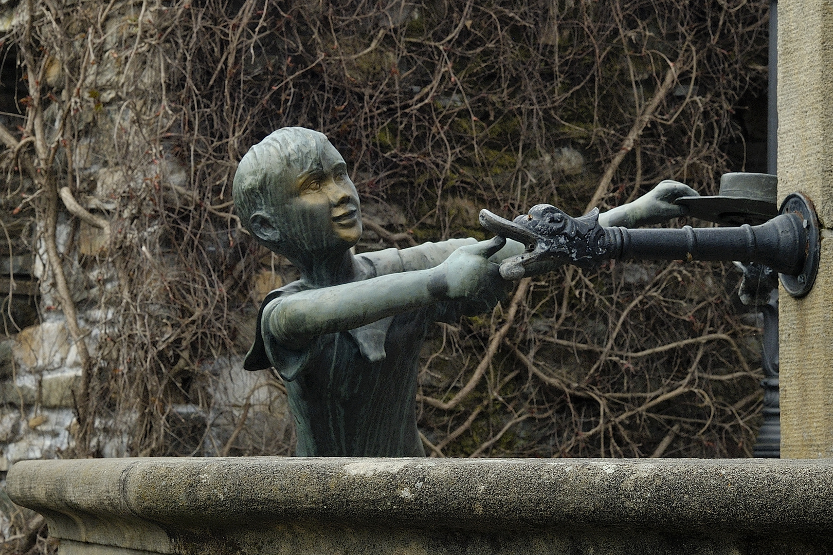 Lausejunge am Brunnen