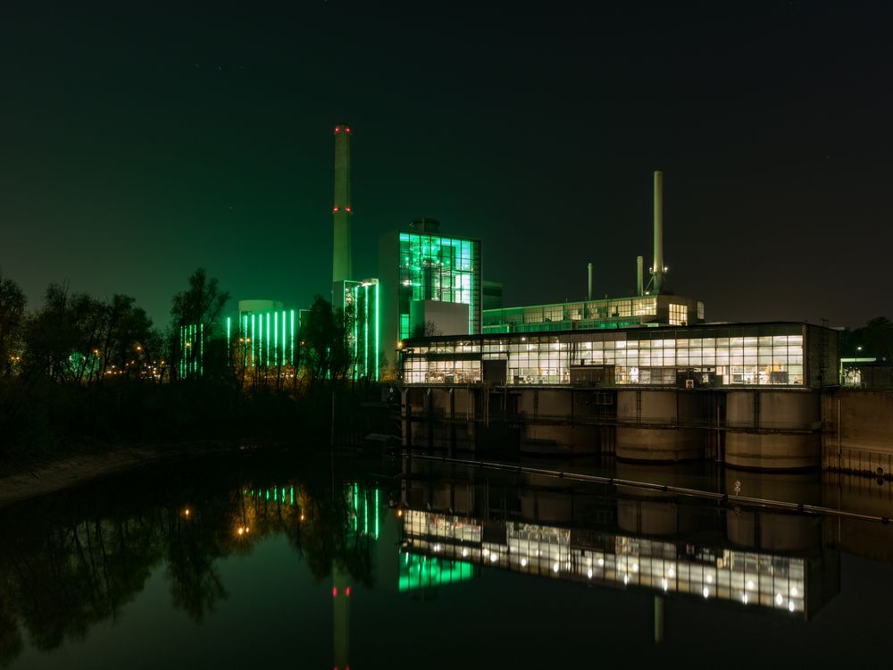 Lausward Kraftwerk bei Nacht