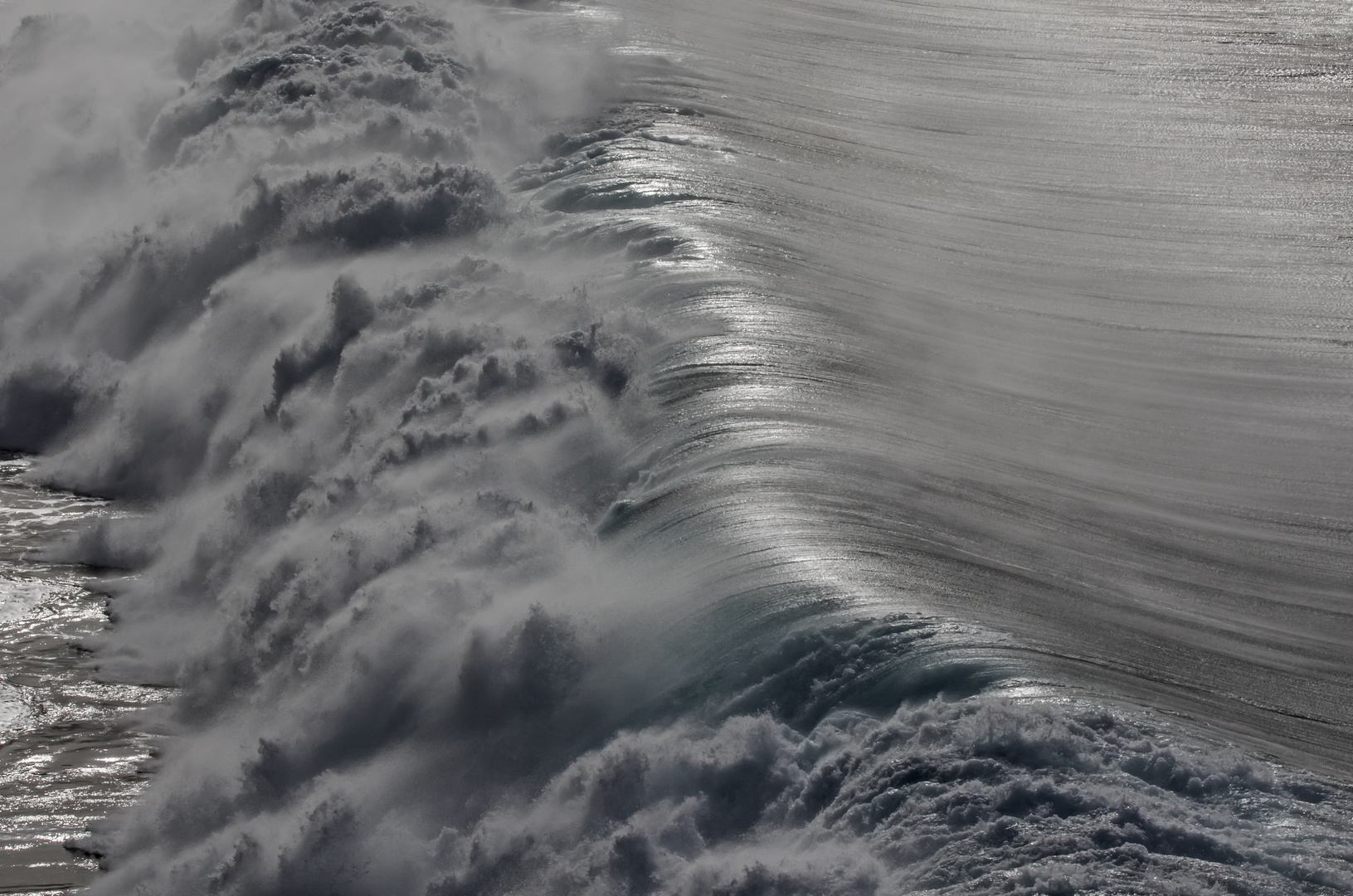 Laut und gewaltig bricht sich die Welle