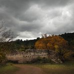 l'automne sur la vieille ferme en ruine.