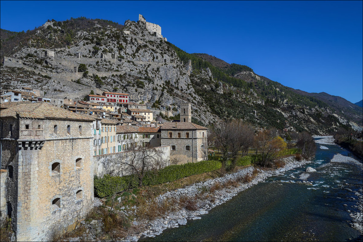 L'autre côté d'Entrevaux avec  tout en haut la citadelle