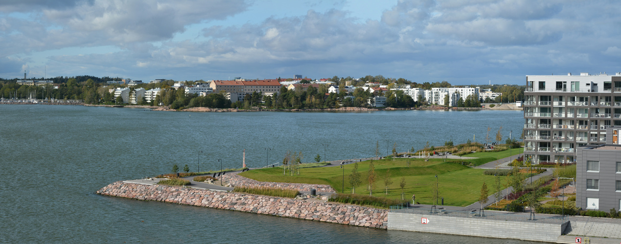 Lauttasaari on behind