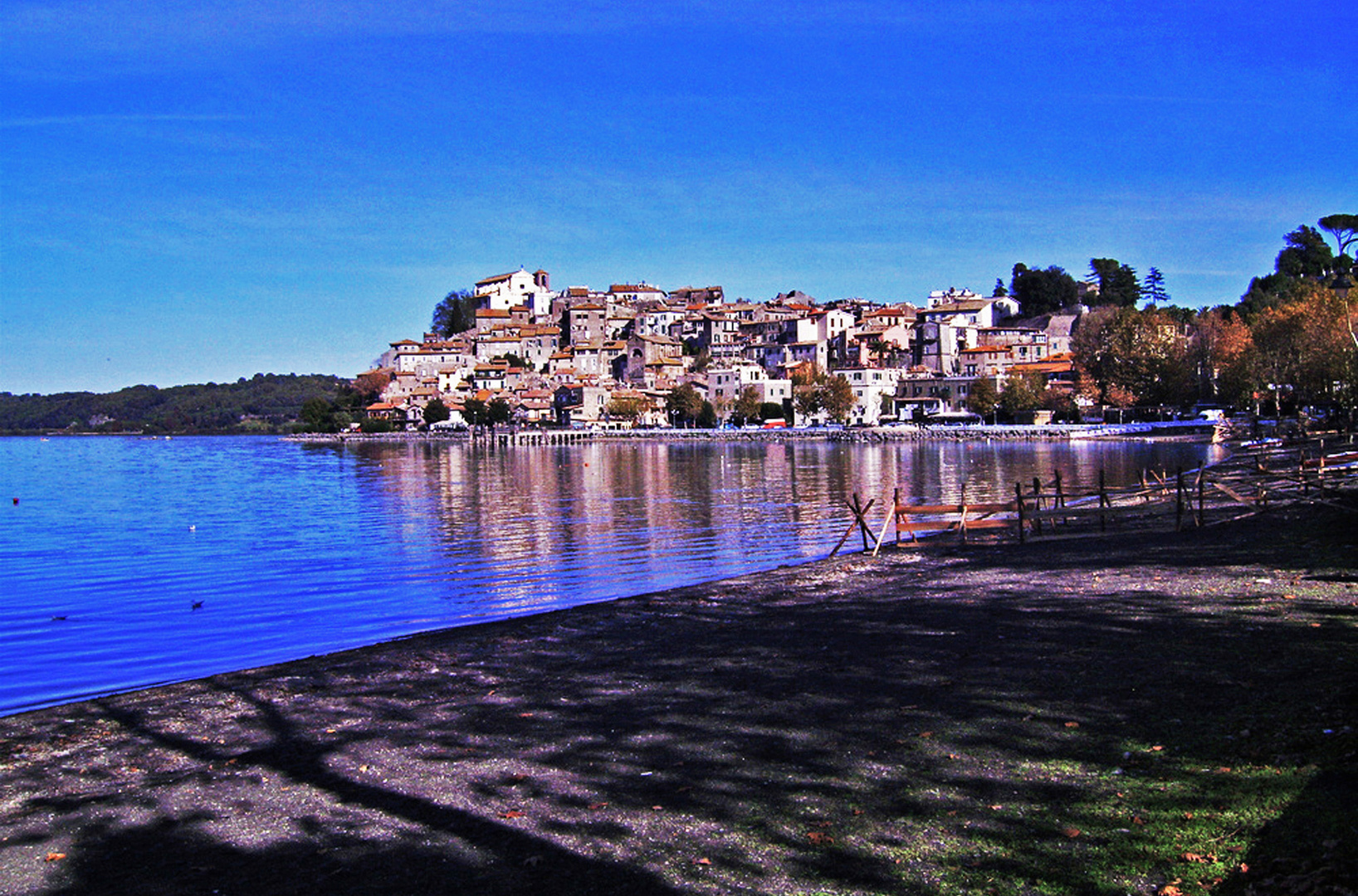 L'autunno ad Anguillara Sabazia: il fascino del borgo che si specchia nel lago (di Bracciano)